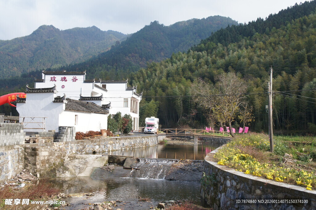 山村美景 白墙黛瓦映青山