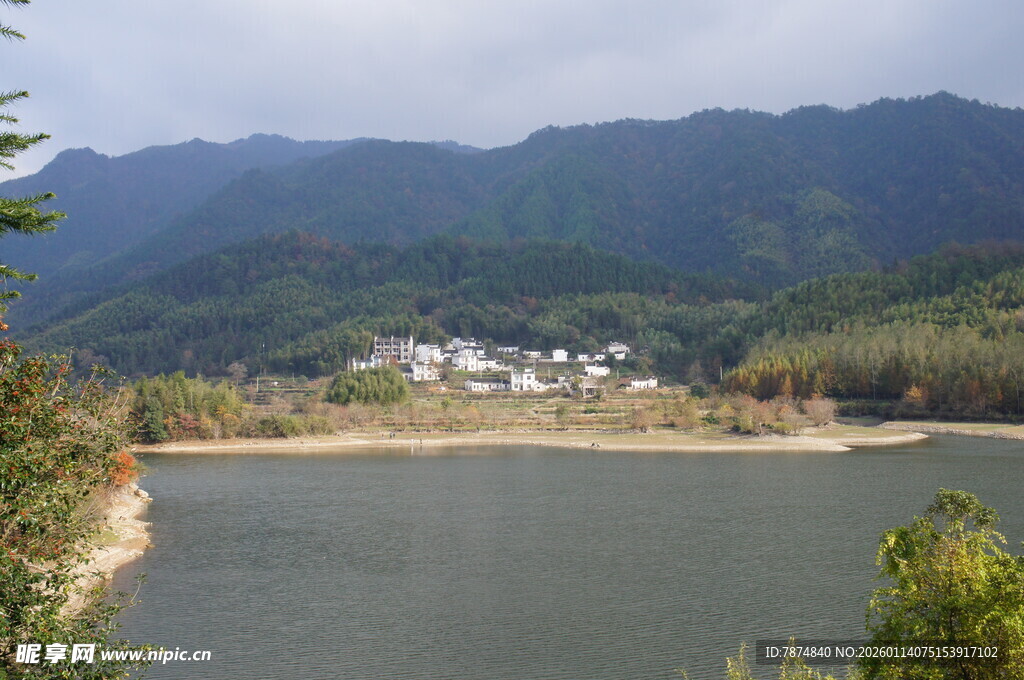 湖畔山村美景
