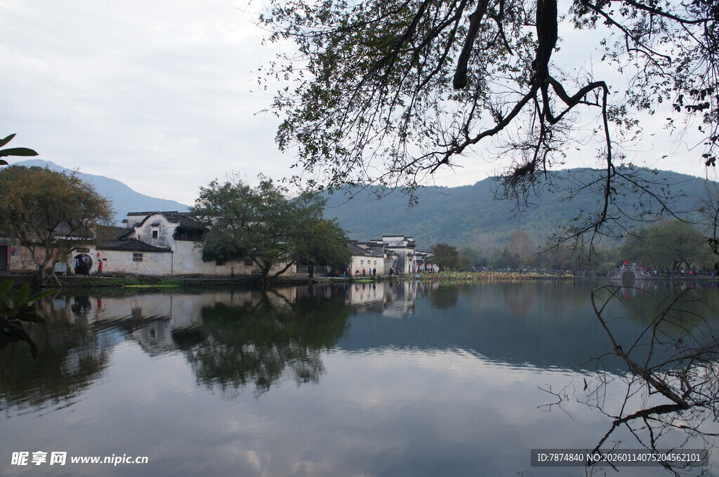 湖畔村落 山水相映成趣
