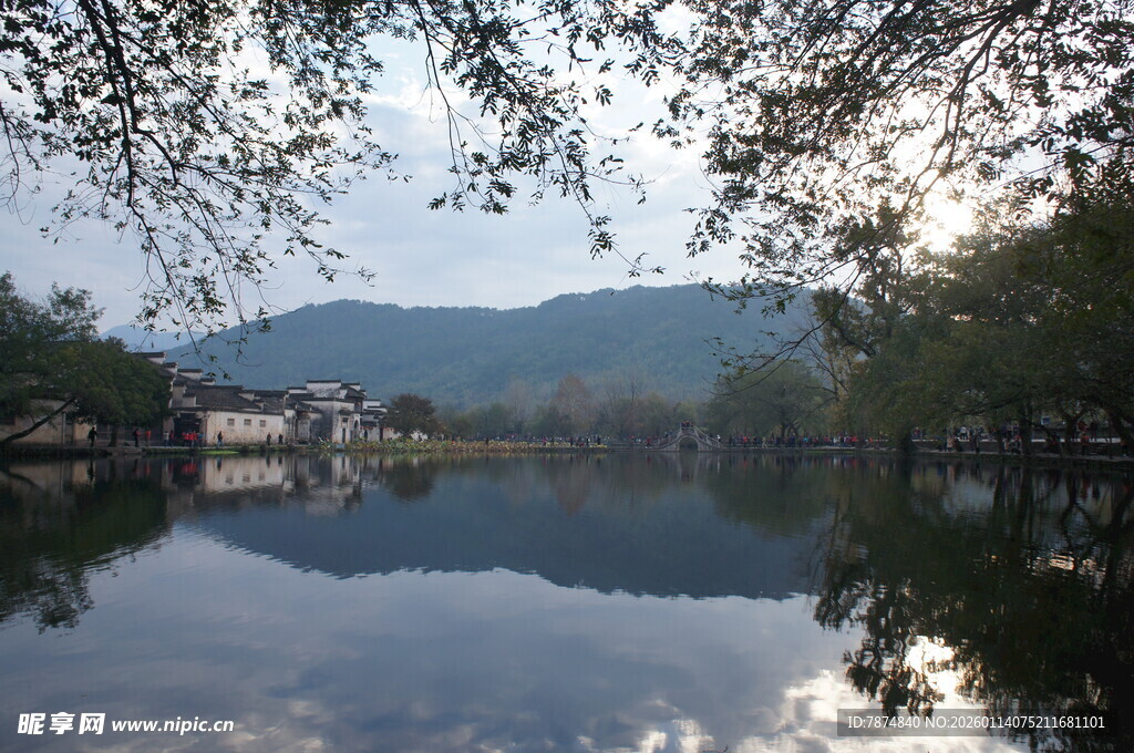 湖畔山水景 静谧好风光