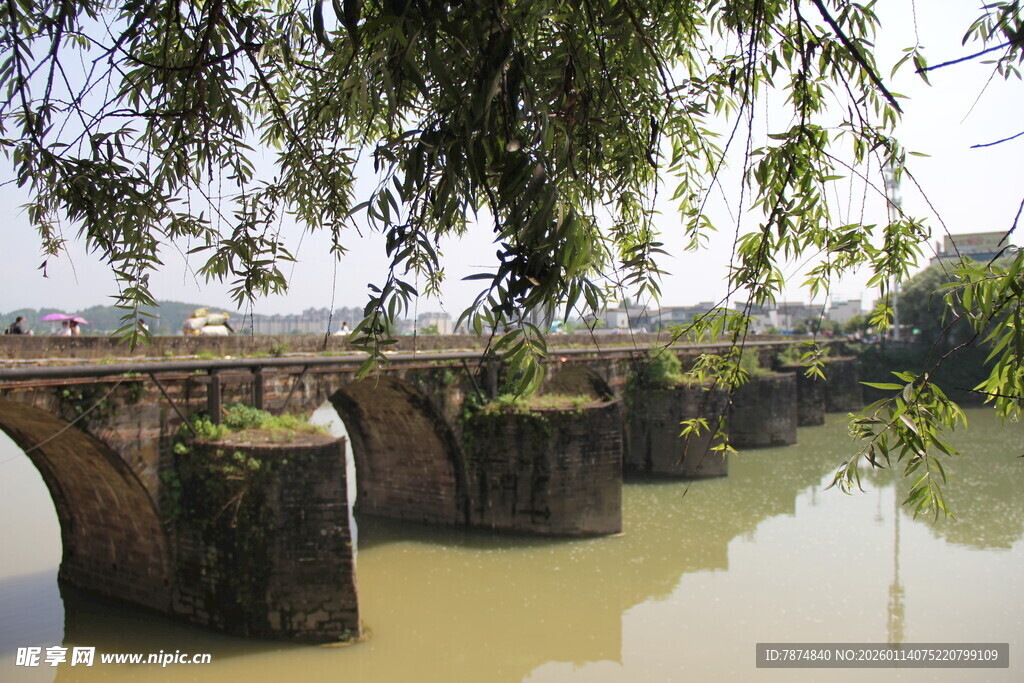 古桥横跨绿水间
