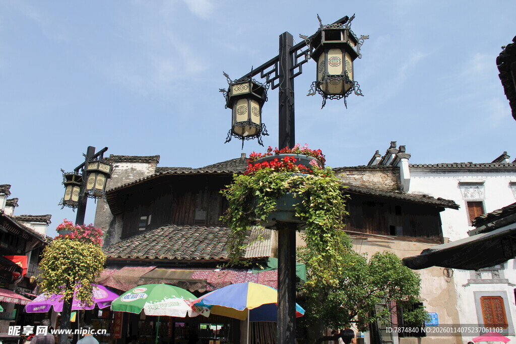 古街中式路灯与多彩伞景