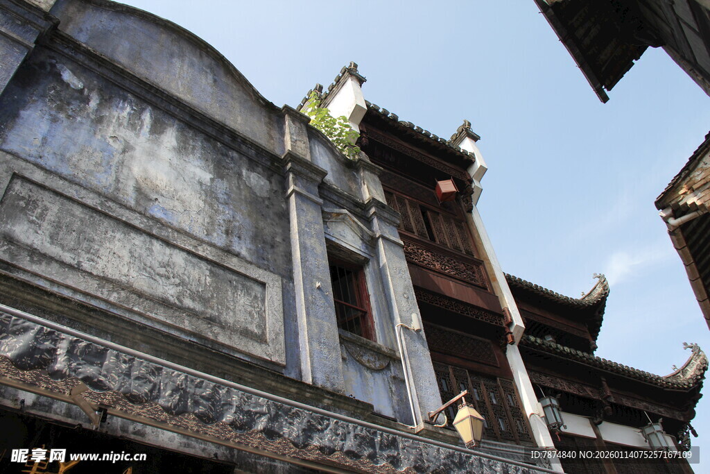 古旧中式建筑屋檐一角