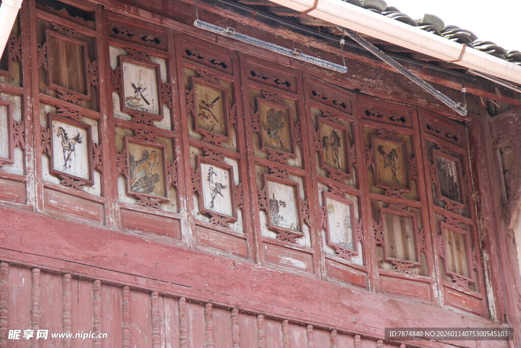 古旧红墙木雕装饰