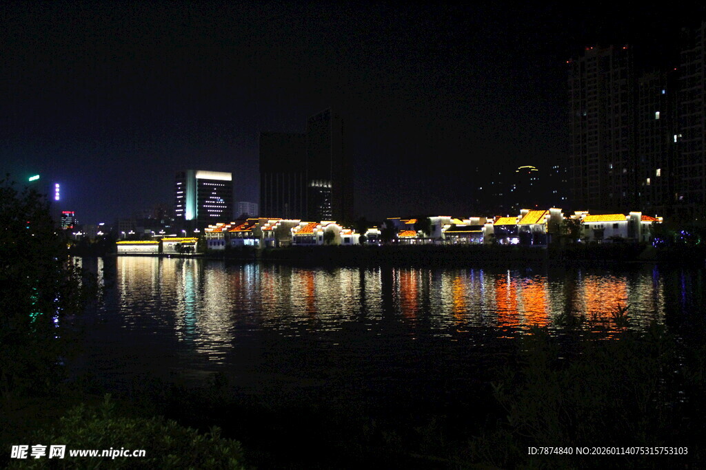 城市河畔璀璨夜景
