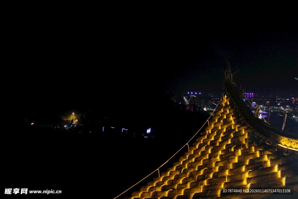 屋顶璀璨灯串夜景图