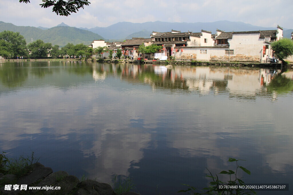 水乡宁静景致 湖面映村落