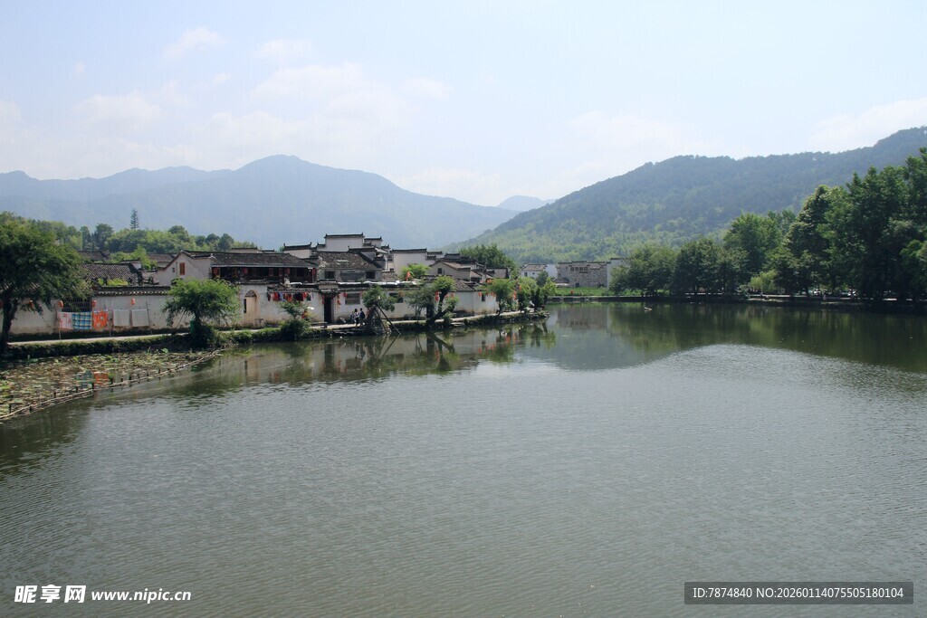 河畔村落 山水相依美景