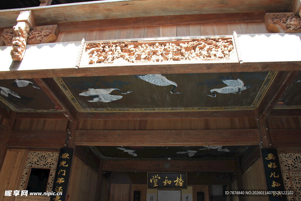 中式古建筑精美木雕屋檐