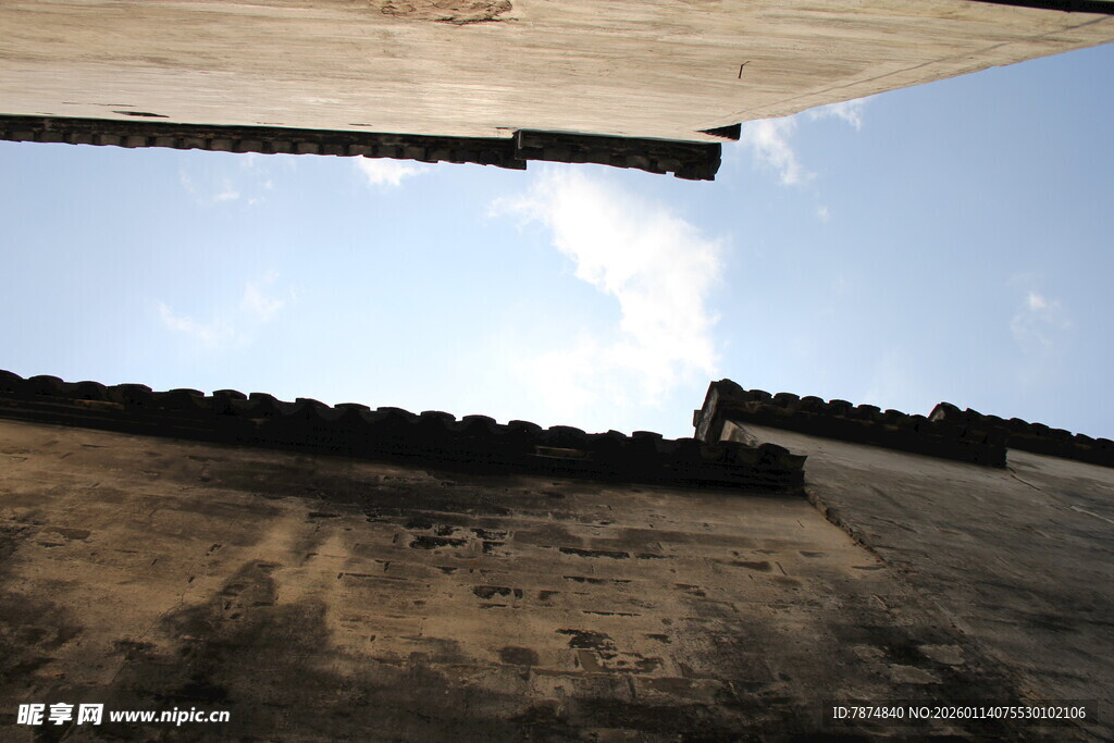 古墙瓦顶下的蓝天一角