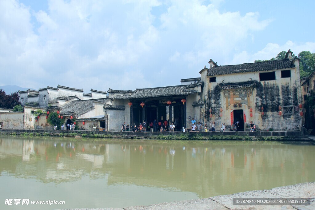 古村池塘边的传统建筑