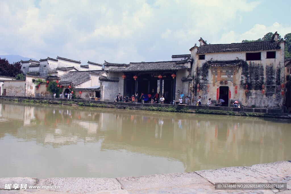 古村池塘边的传统建筑群