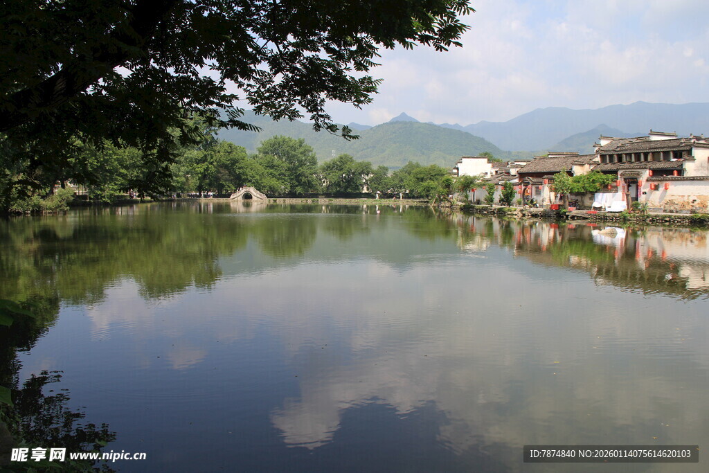 宁静水乡湖面风景如画