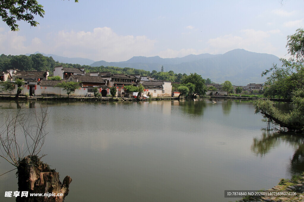 宁静乡村湖畔风光