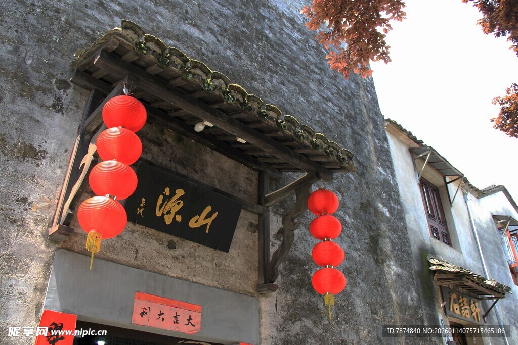 古巷中式店铺挂红灯笼