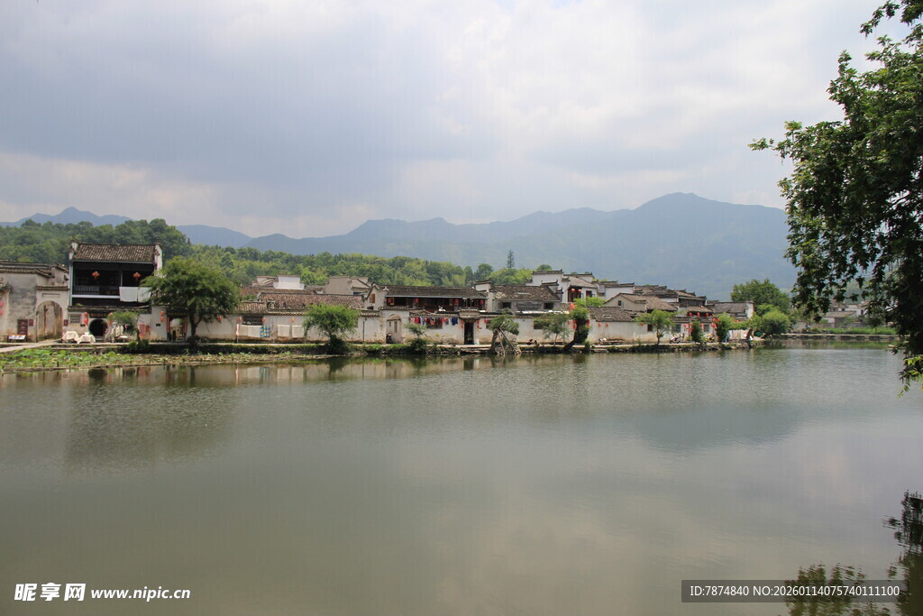 湖畔村落 山水相依之景