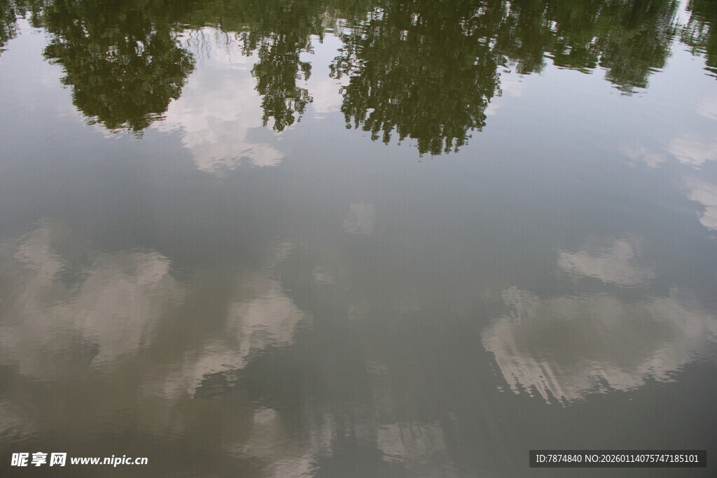 湖面树影与云的梦幻倒影