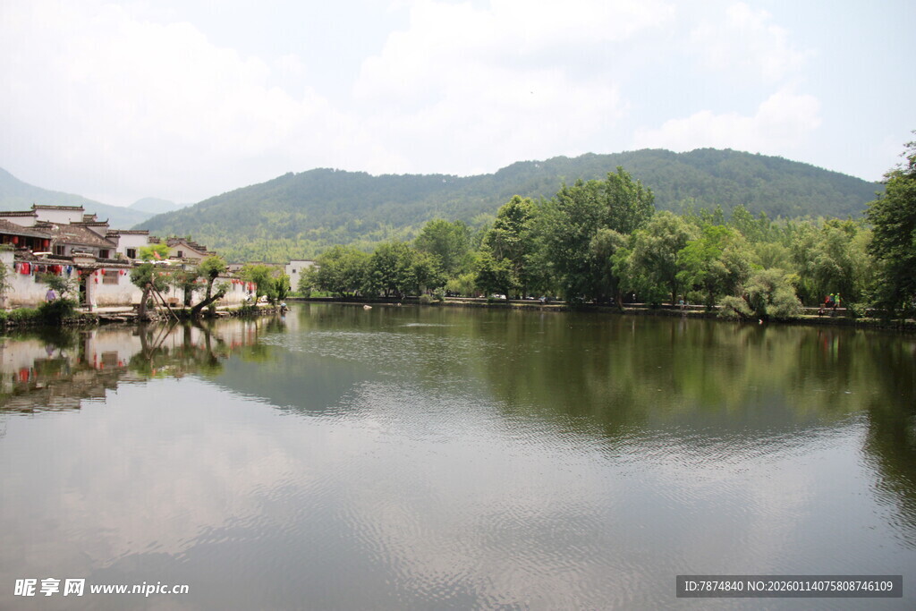 宁静湖畔村落风光