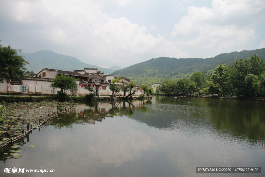 宁静河畔村庄美景