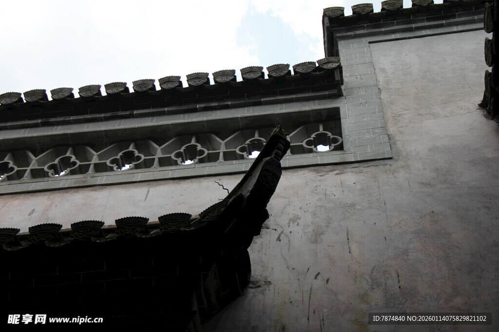 中式古建筑屋檐一角