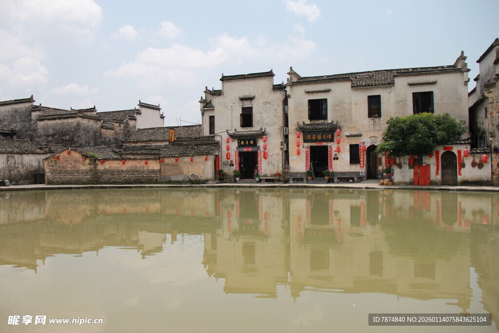 江南水乡古村落池塘景致