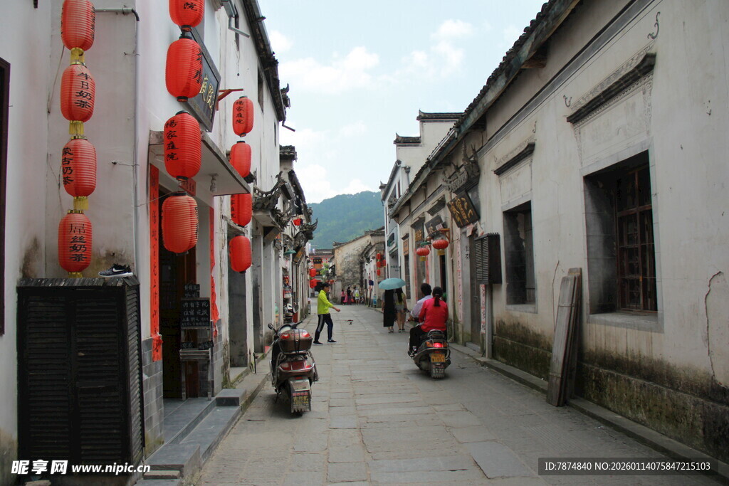 古巷红灯笼下的悠闲时光