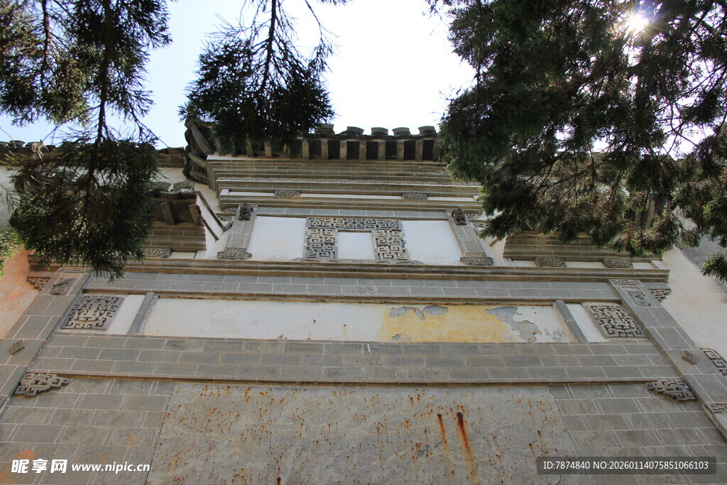 古老围墙与树木景观