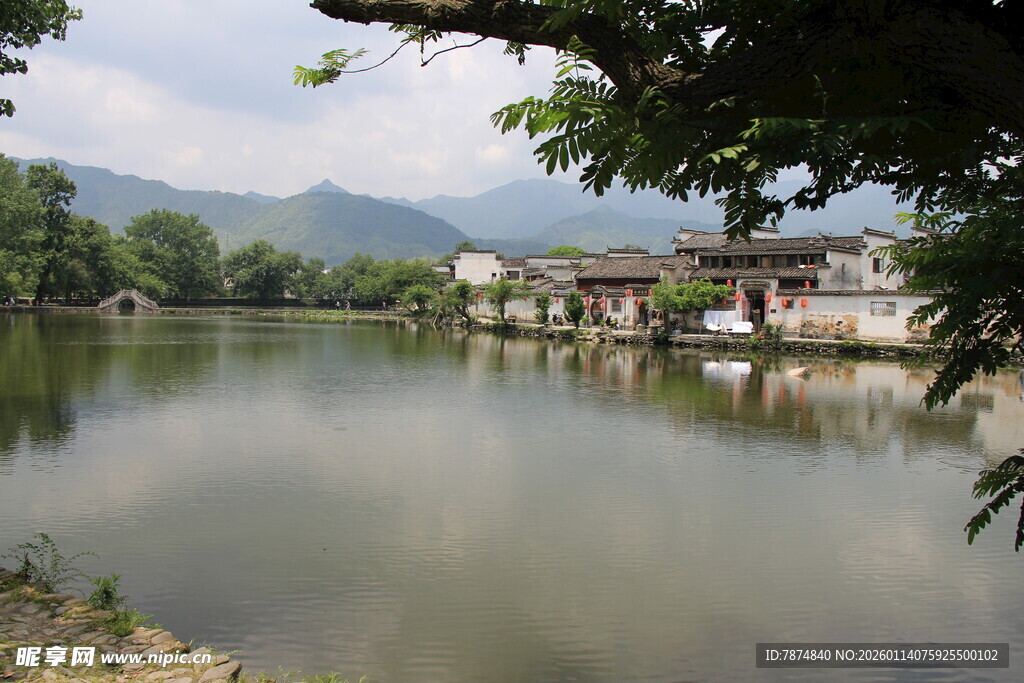 湖畔村落美景