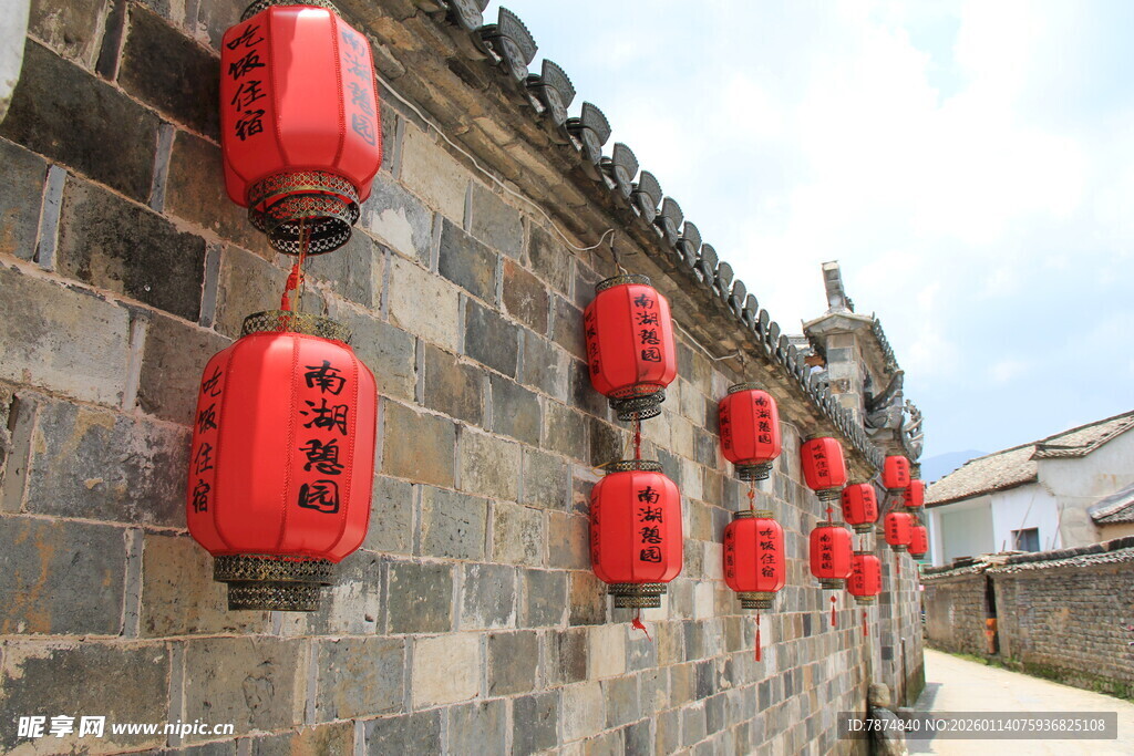 古墙边的红色灯笼串