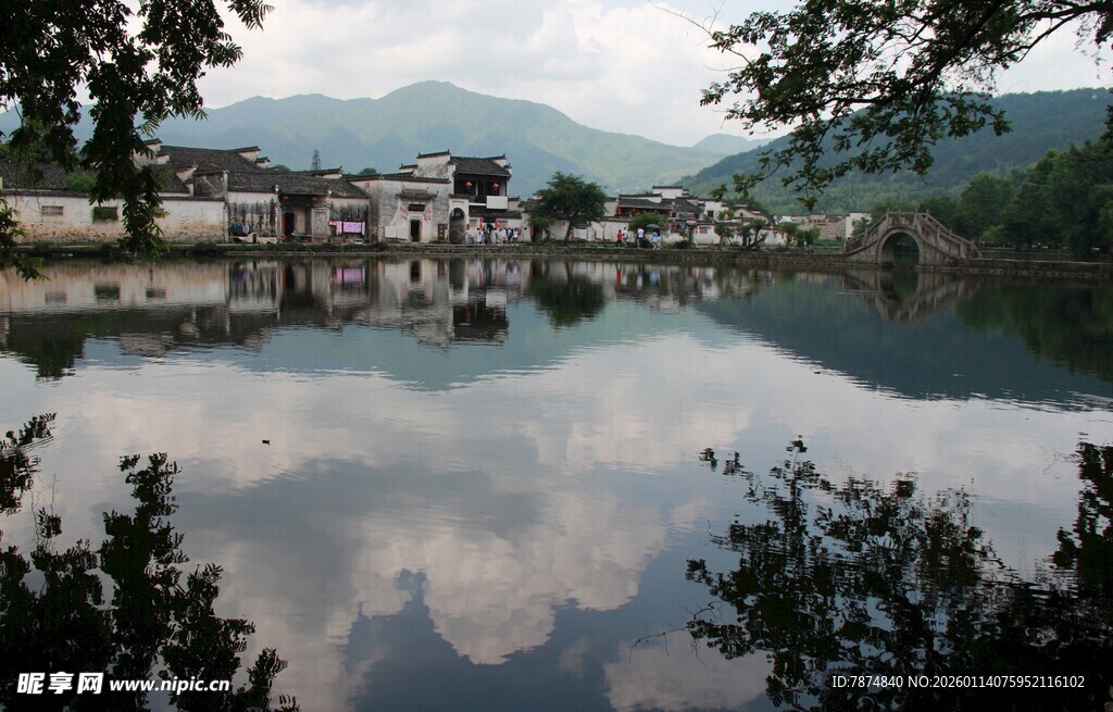 山水间的静谧古村景致