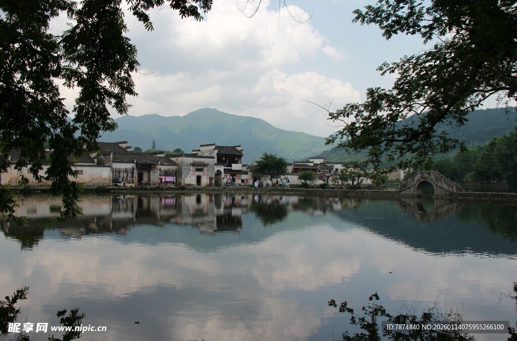 湖畔古村 山水相映成画