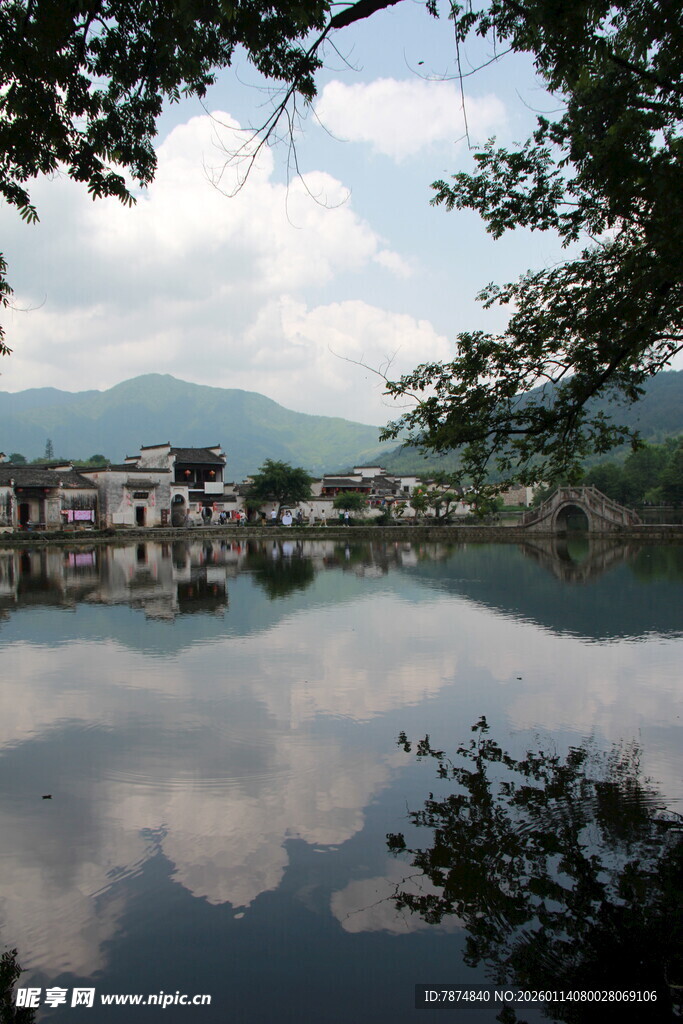 湖畔村落倒影 云影共徘徊