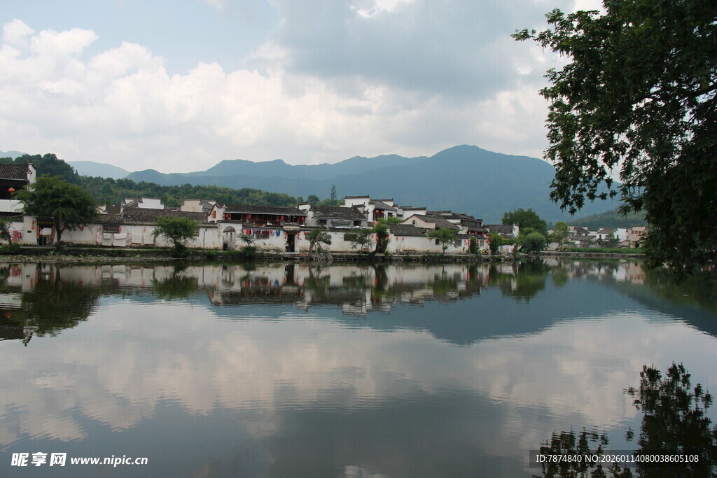 水乡宁静景致 湖光映村落