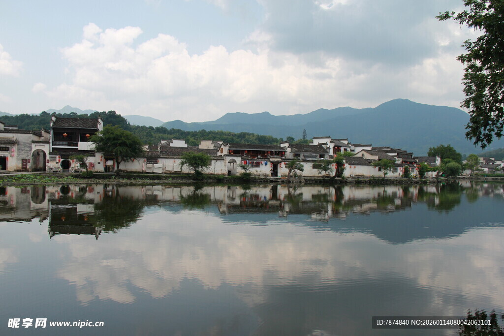江南水乡湖景倒影如画