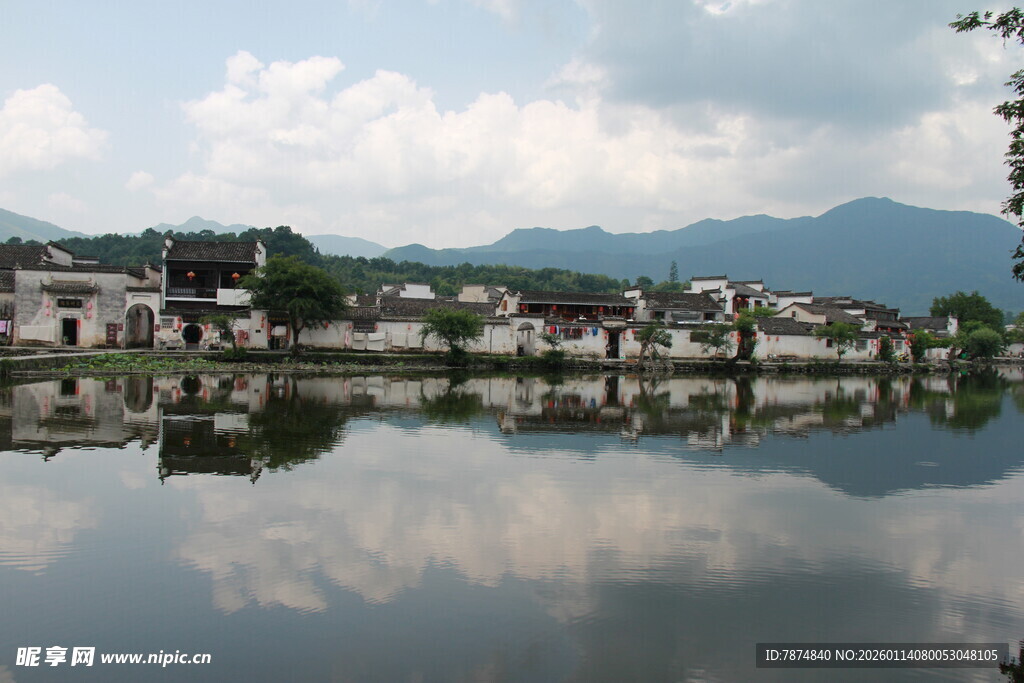 江南水乡宁静湖景倒影