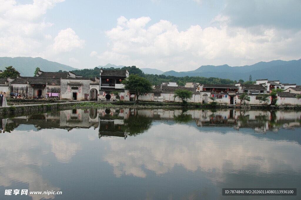江南水乡宁静湖景倒影