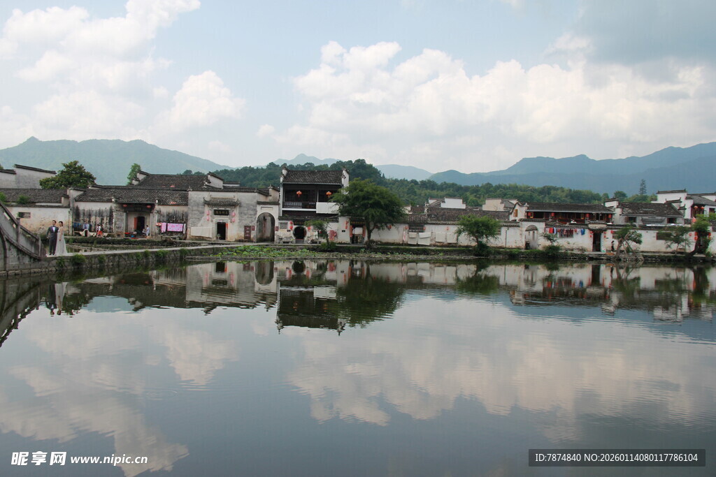 水乡村落 宁静湖面映美景