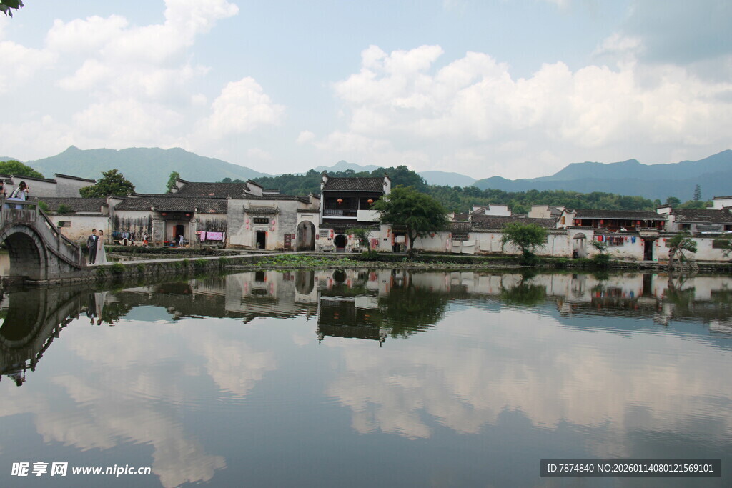 江南水乡静谧湖景倒影