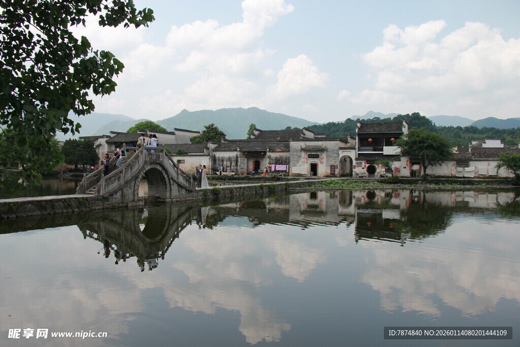 江南水乡石桥倒映美景