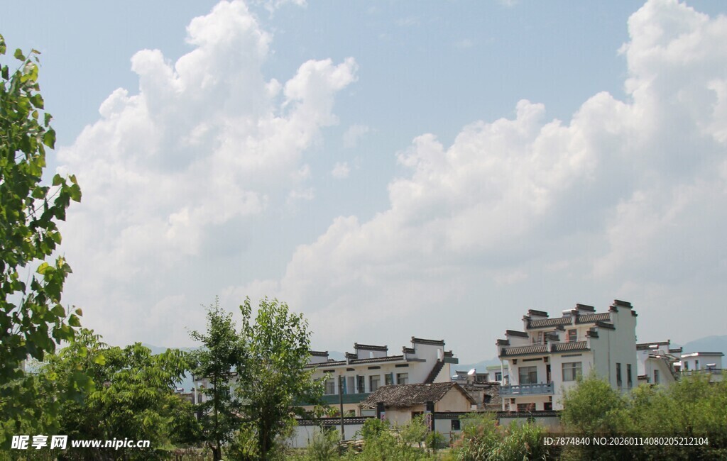乡村景致 蓝天白云下的村落