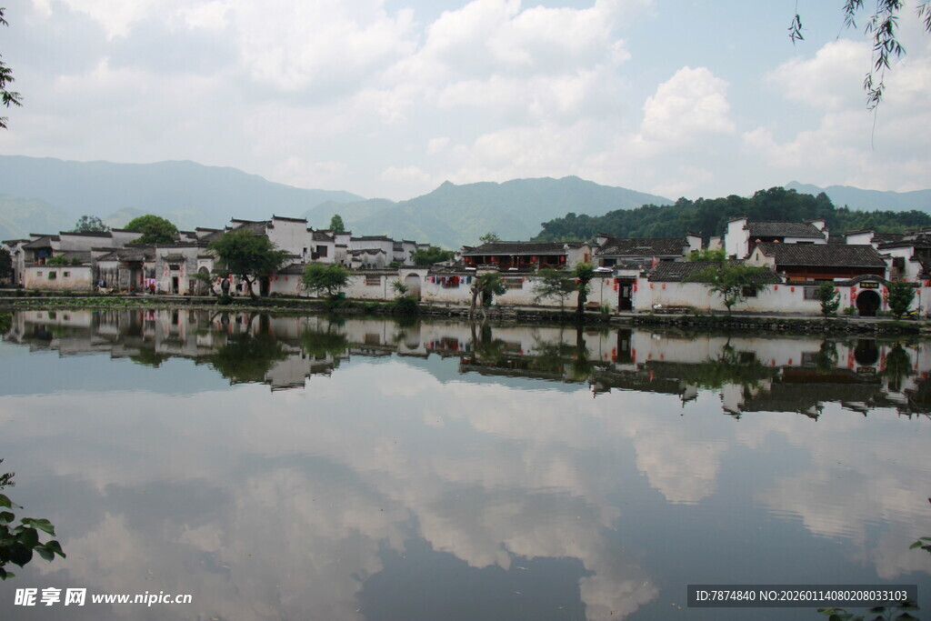 江南水乡宁静湖景倒影