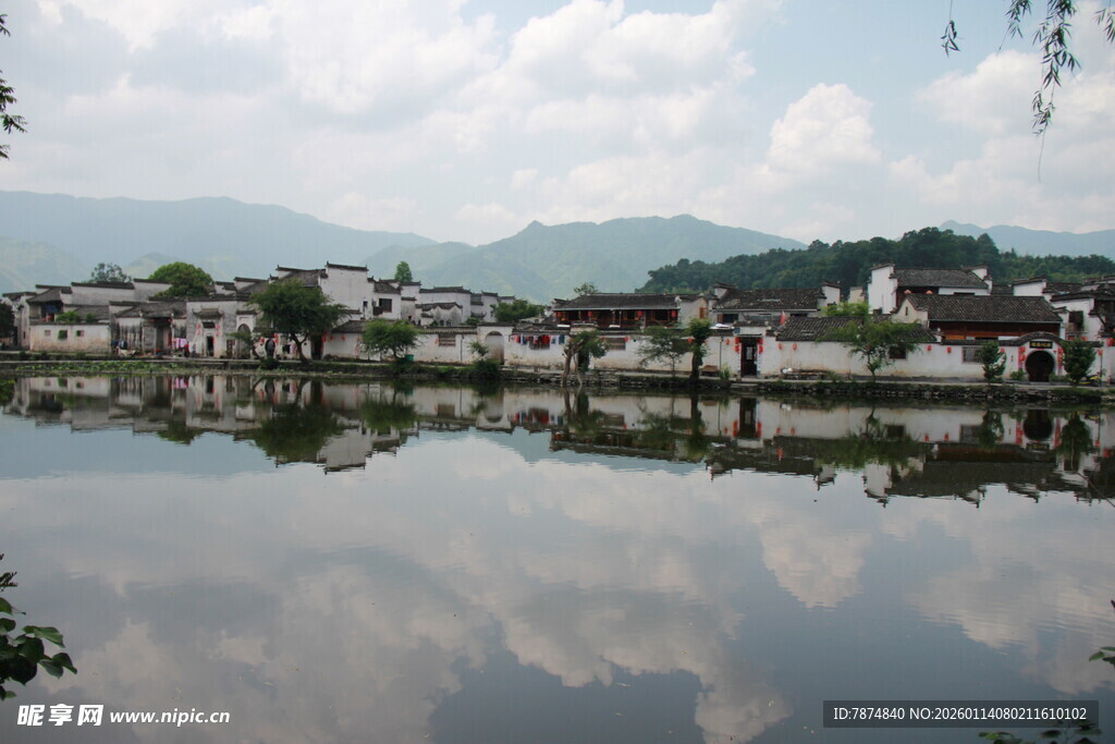 水乡静谧风光倒影如画