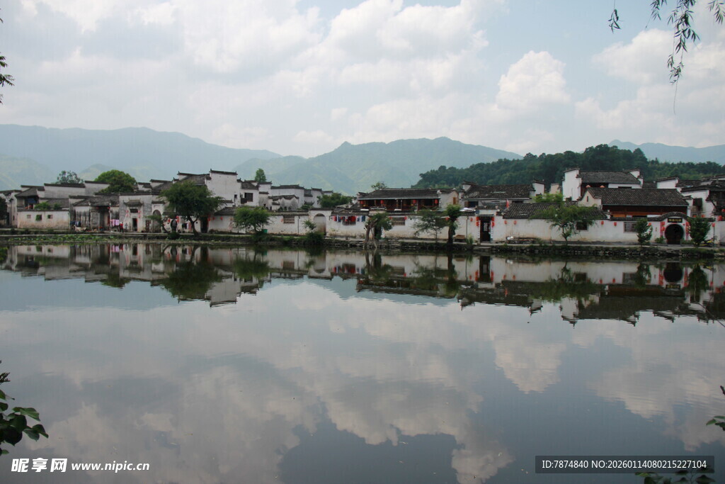 水乡小镇宁静湖景倒影