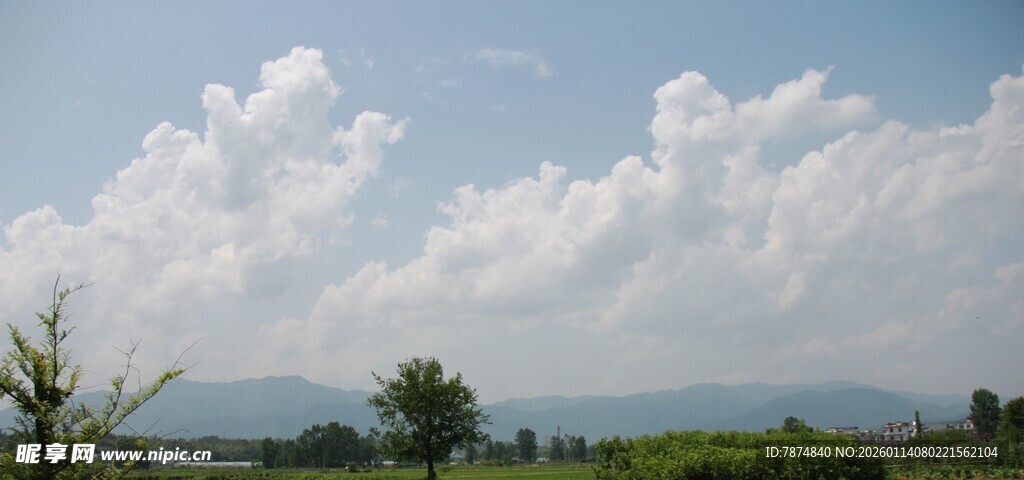 蓝天白云下的田园风光