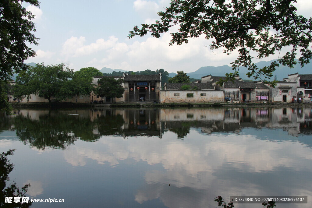 宁静湖畔乡村美景如画