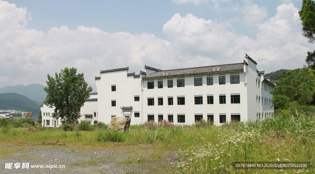 乡村白楼 静立绿野蓝天间