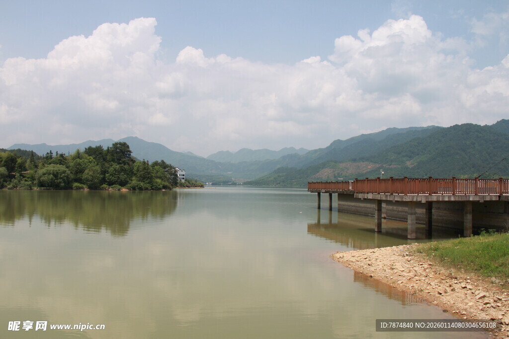 宁静湖畔的木质栈桥景观