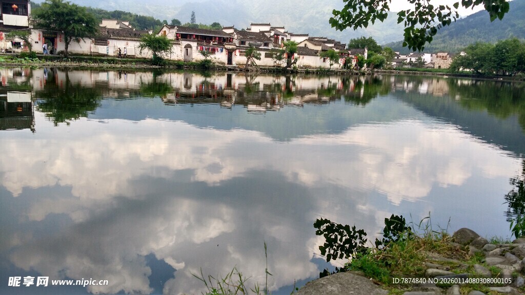 湖畔民居倒影 宁静水乡景