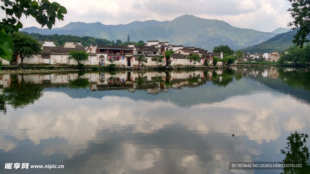 宁静水乡倒影如画