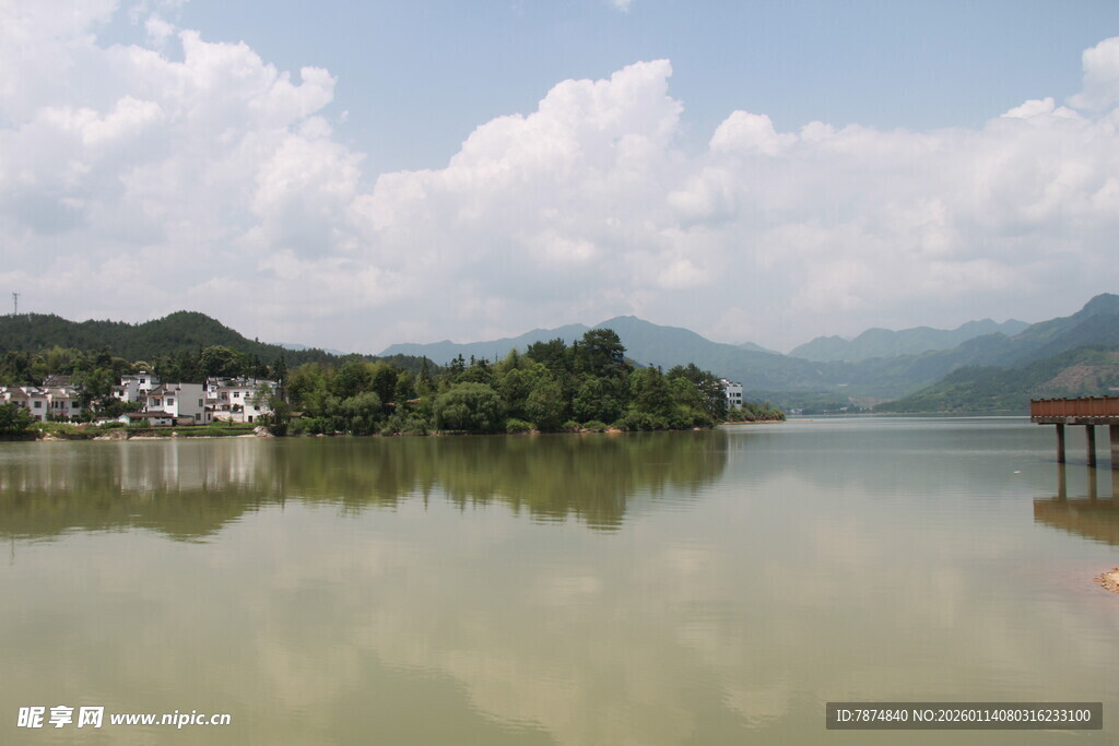 湖畔山水美景如画